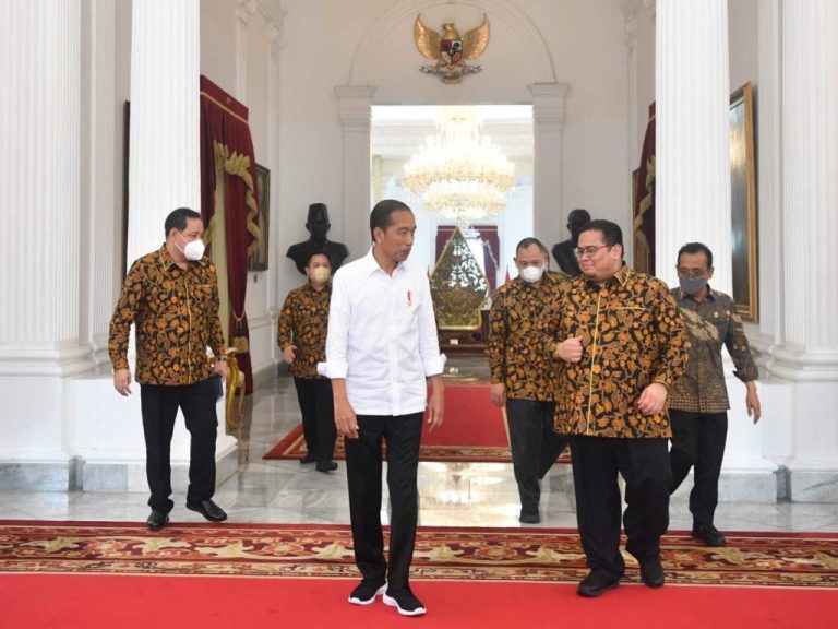 Presiden-Jokowi-Terima-Anggota-Bawaslu-Periode-2022-2027-1024x768